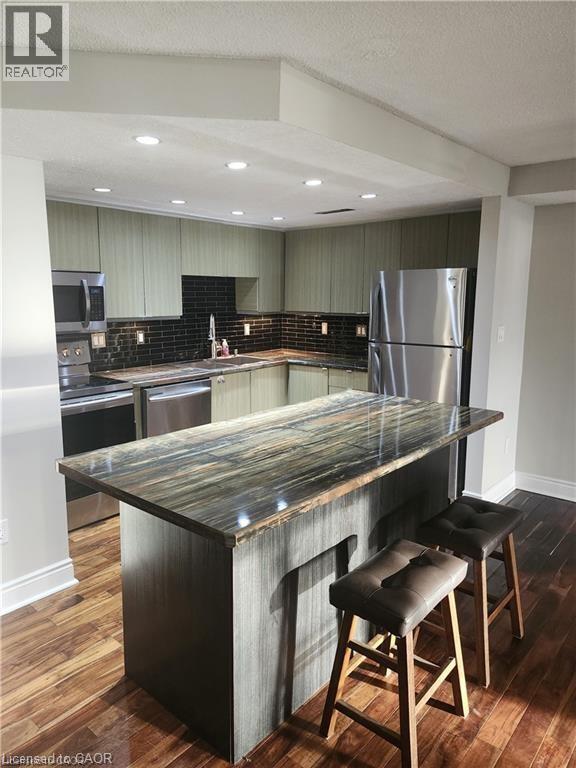 Building Photo - 895 Maple Ave