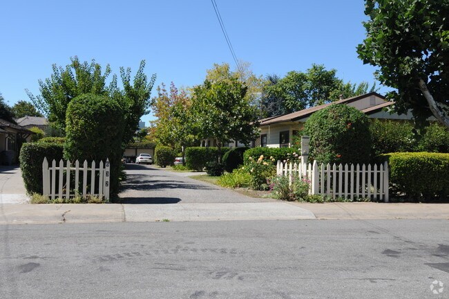 Building Photo - 632 Chiquita Ave