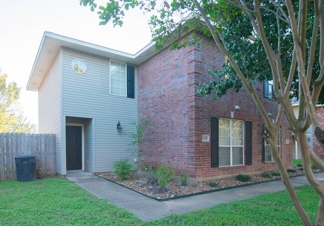 Building Photo - AUGUST PRE-LEASE!  4 Bedroom/3.5 Bathroom ...