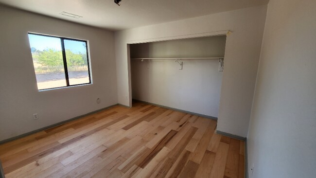 Foto del edificio - 580 Bent River Rd