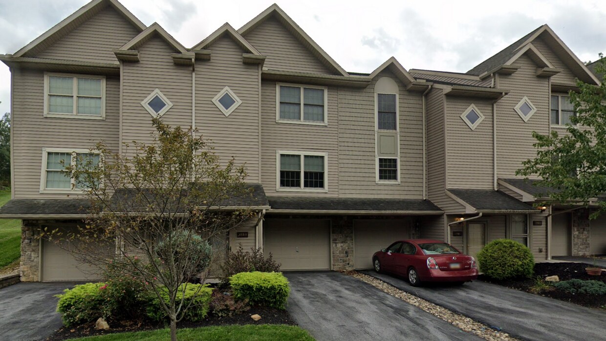 Primary Photo - 3 bedroom professional townhouse
