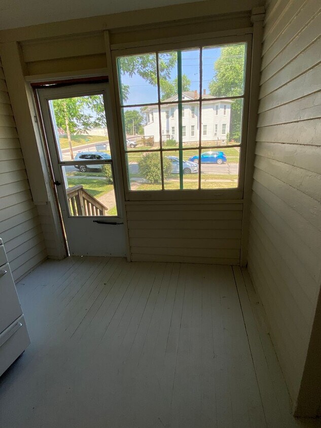 326 Center St Unit 326 Center St Apt B, Boonville, MO 65233 Room for