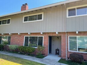 Building Photo - 2135 Ascot Dr