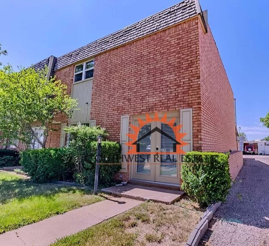 Primary Photo - 2 Bed 3 Bath Townhouse on the golf course!