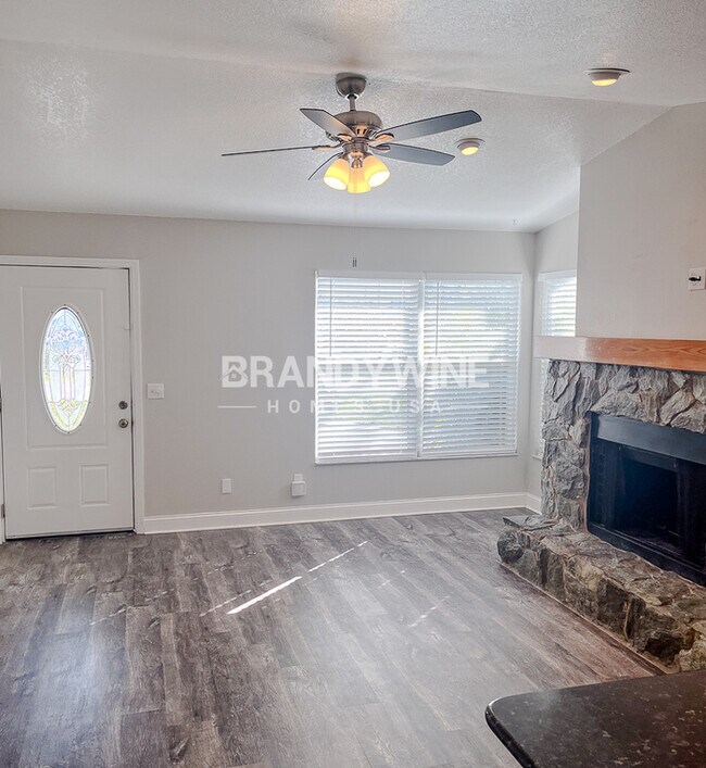 Building Photo - **1 MONTH FREE HOLIDAY SPECIAL!!** Market ...