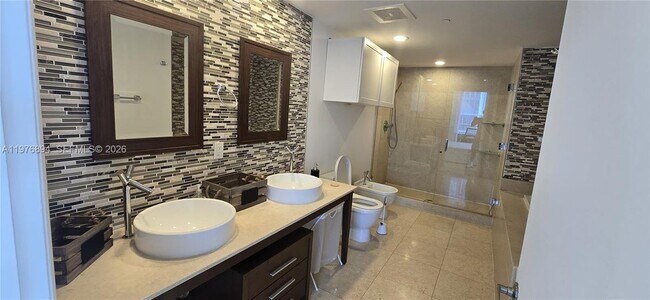 Building Photo - 495 Brickell Ave