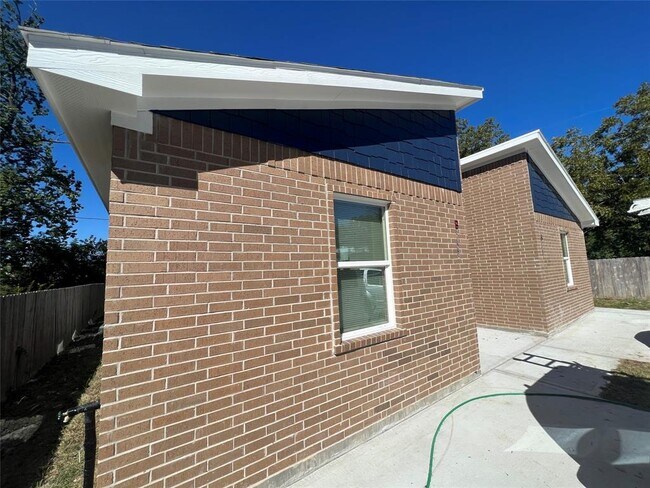 Building Photo - 9809 Leath St