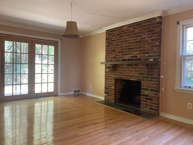 Building Photo - 305 Dewey Ave
