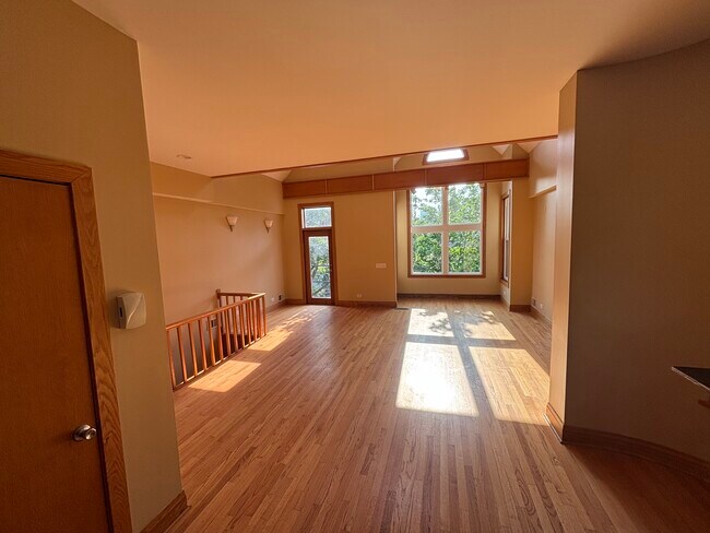 Building Photo - 2642 N Wilton Ave