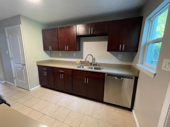 Building Photo - Modern 2 Bed Apartment with Spacious Layou...