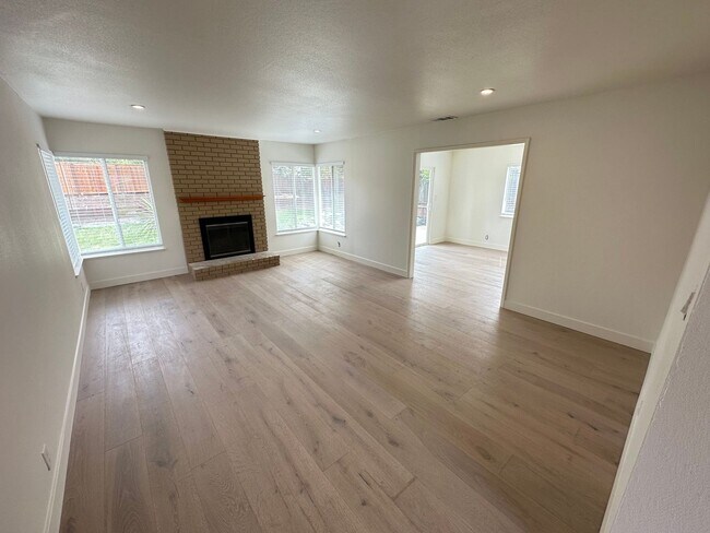 Foto del edificio - 4 Bed 2 Bath Single Family Home In Walnut Creek (Remodeled)