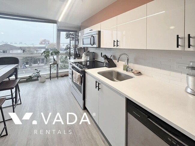 Photo du bâtiment - OnQue Furnished 1 Bedroom Apartment Rental...