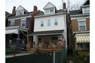 Building Photo - 154 Robinson St