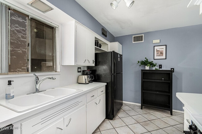 Foto del edificio - 6824 E 2nd St