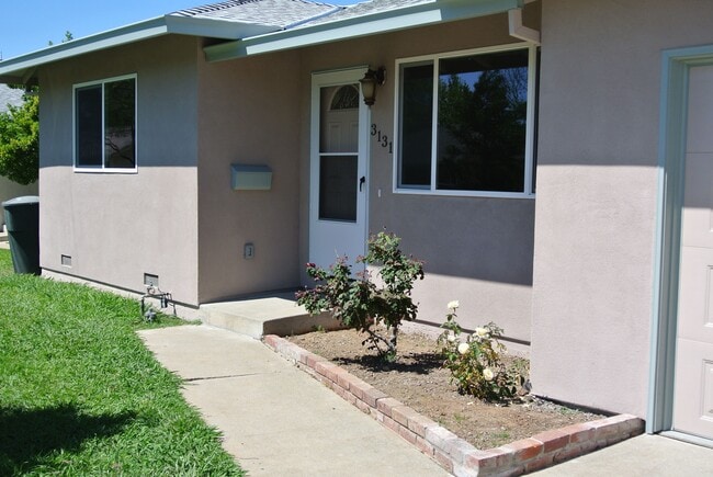 Building Photo - 3131 Cottage Park Ave
