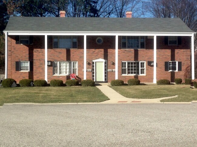 Front Entrance, additional parking in rear - 210 Longview Dr