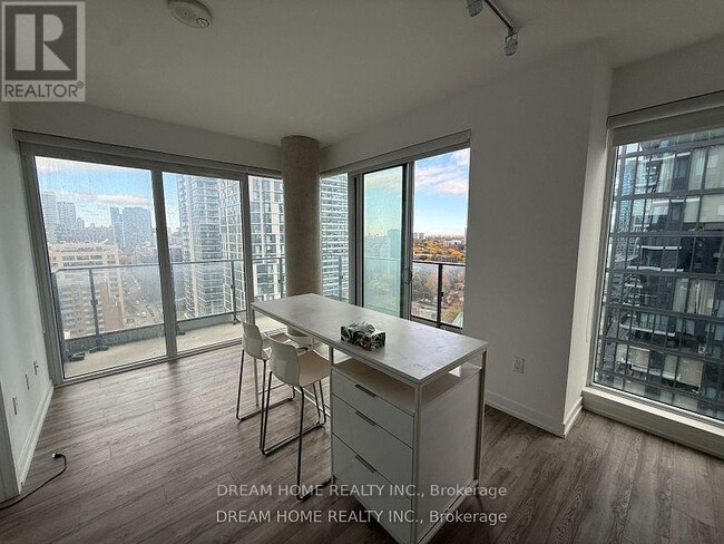 Building Photo - 77 Shuter St