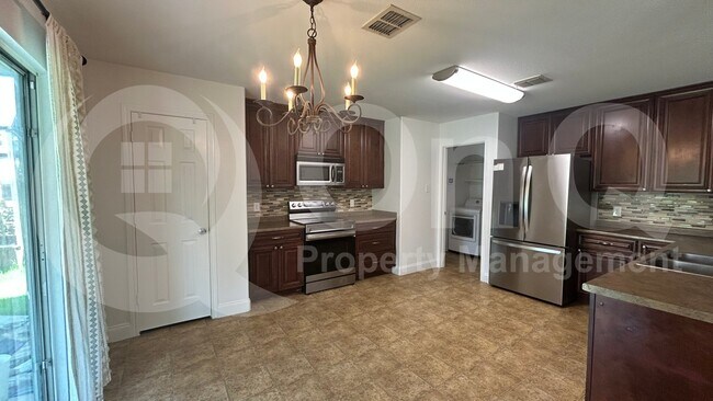 Building Photo - 905 Cedar Creek Dr