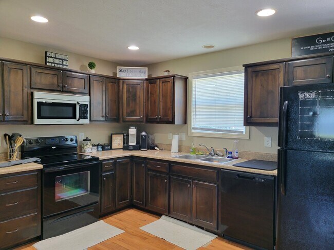 Building Photo - Spacious 2 bedroom, 2 full bath unit