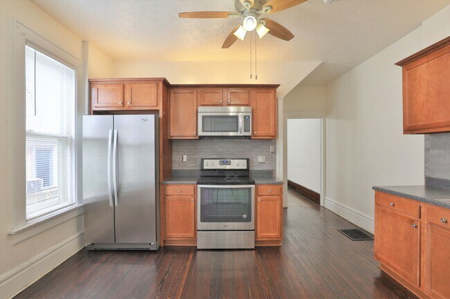Foto del edificio - 4 Bedroom , 2 Bath Newly Renovated Townhouse - Right off of High St - FREE Washer / Dryer and Off...