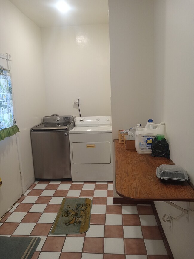 Foto del edificio - 408 S Ash Ave