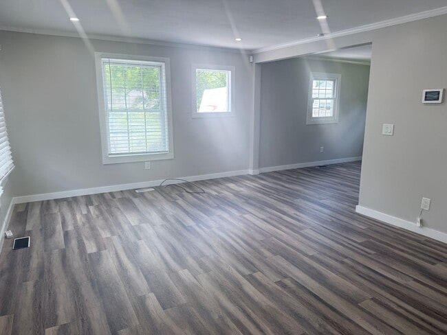 2 bedroom, 1 bath, large back yard - 2 bedroom, 1 bath, large back yard House