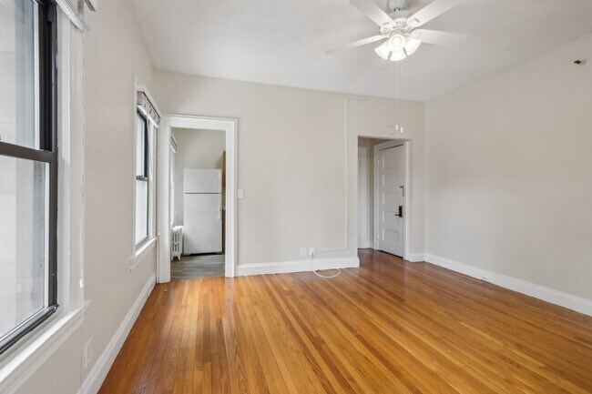 Foto del edificio - 1402 Beacon St