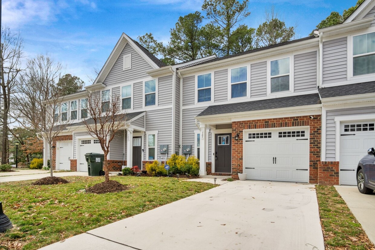 Primary Photo - Fully Furnished 3 Bedroom 2.5 Bath Townhom...