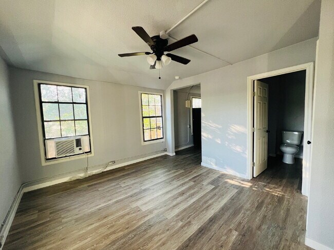 Building Photo - 127 Sandmeyer St