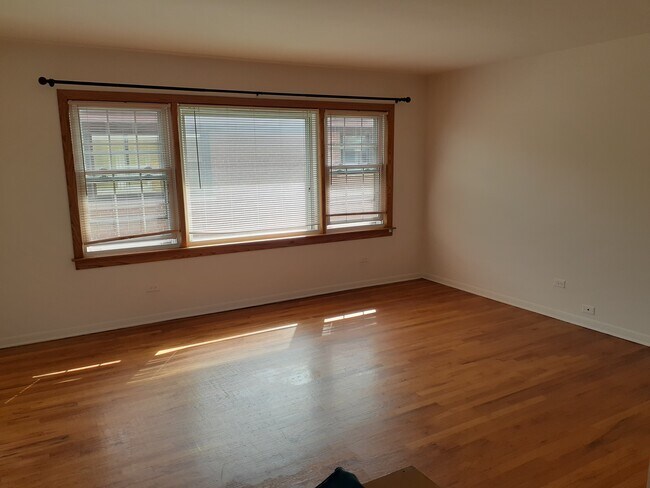 Living Room - 9454 Glenlake Ave