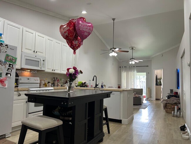 Foto del edificio - 11065 NW 38th Pl