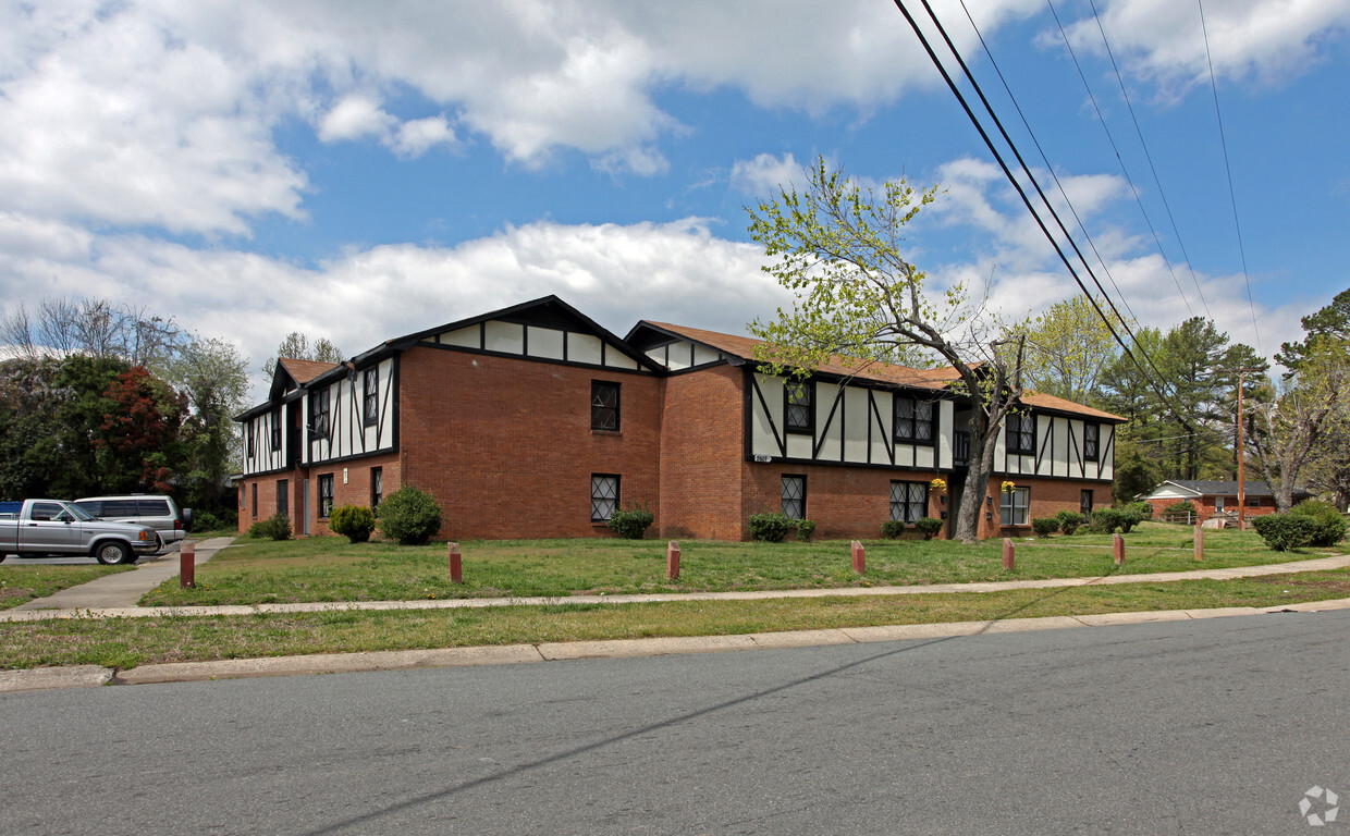 Building Photo - Derita Woods Apartments