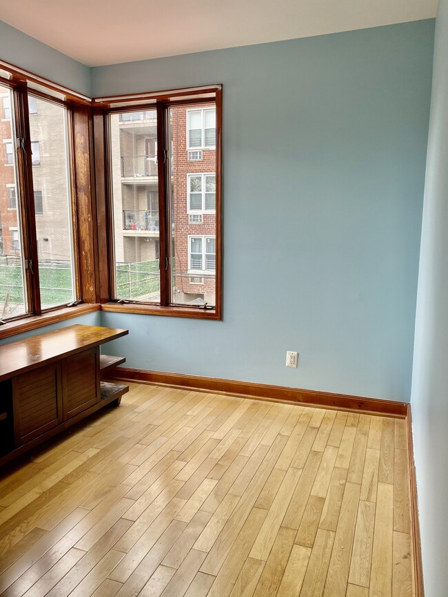 Building Photo - 312 E 7th St