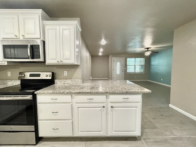 Building Photo - 3b, 2b Yukon Home