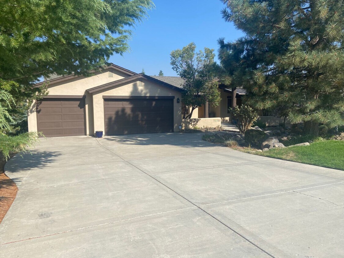 Primary Photo - 4 BR / 4 BA Home with stunning views and b...