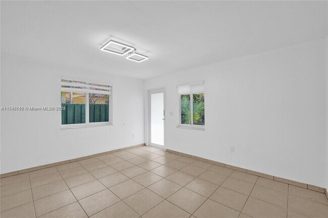 Foto del edificio - 2745 SW 17th St