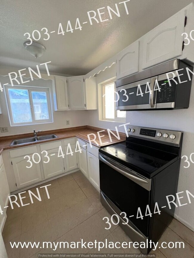 Building Photo - Quaint 3 Bedroom in Denver!