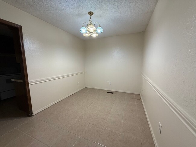 Building Photo - A 3 bed, 2 bath Duplex in Broken Arrow