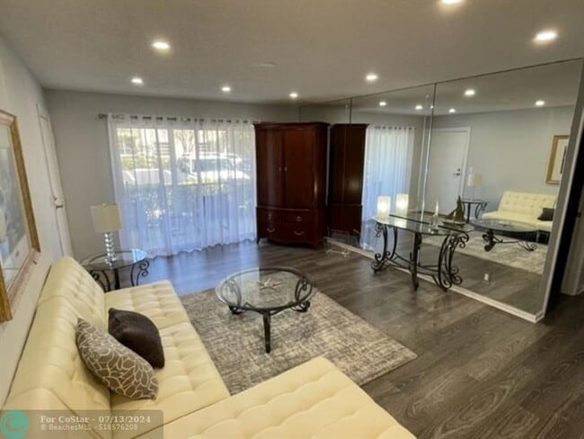Building Photo - 6393 Bay Club Dr