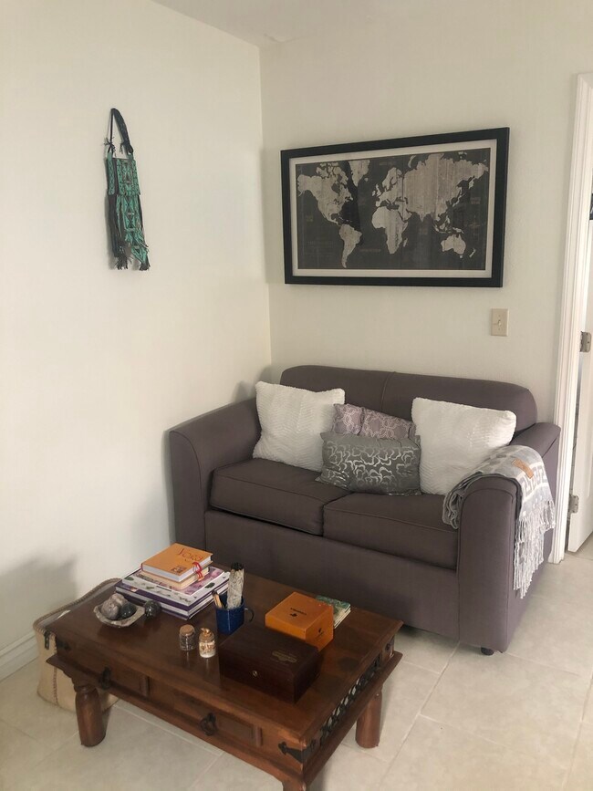 Livi - 2492 S Bundy Dr