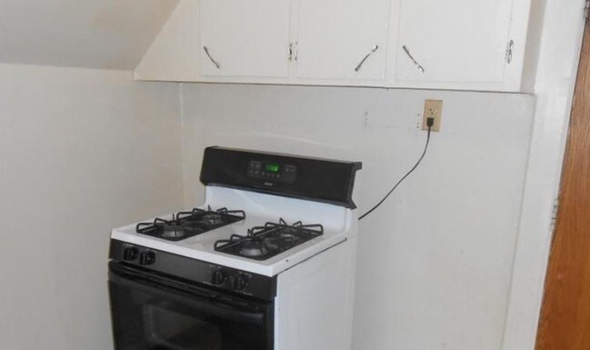 Building Photo - East Side Efficiency/Studio Apartment