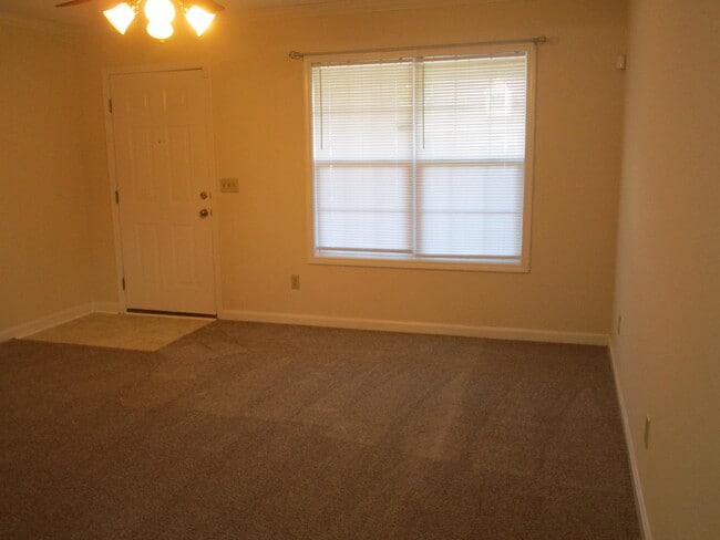 Building Photo - 2010 Essex Dr