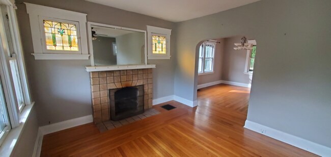 Building Photo - 2025 New Linden Rd