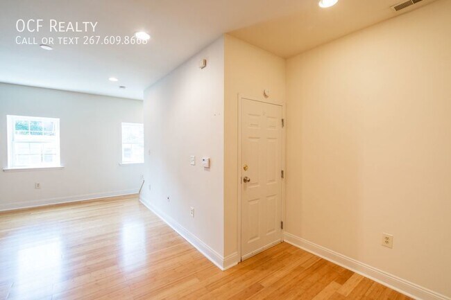 Building Photo - Modern 2 Bed Graduate Hospital Apartment