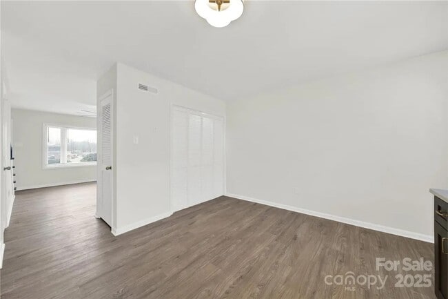 Foto del edificio - Fully Remodeled | 2BR/1.5BA Condo | Willowbrook