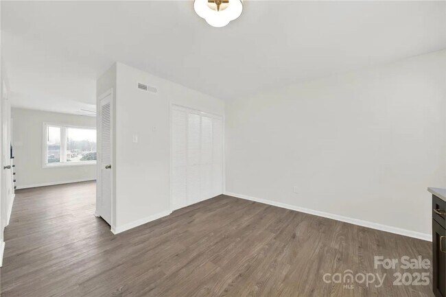 Building Photo - Fully Remodeled | 2BR/1.5BA Condo | Willowbrook