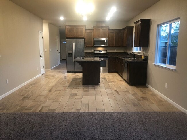 Foto del edificio - 4 Bedroom 2, Bath, 1900 sft. Ione Home for Lease.
