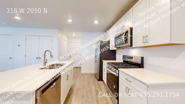 Building Photo - 4 Bedroom Townhome near Canyon View