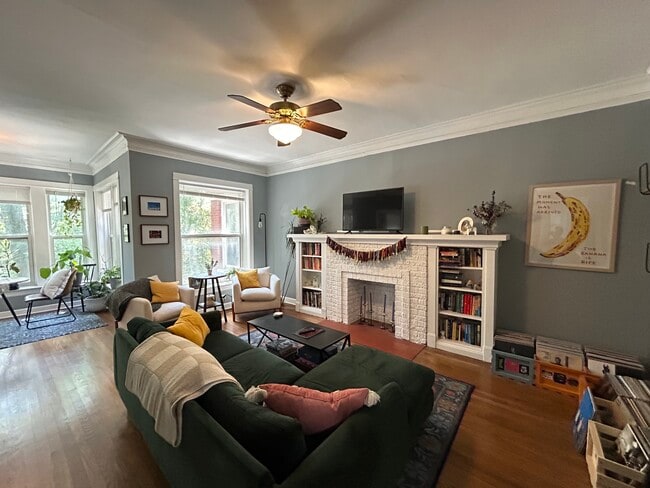 Building Photo - 2554 W Eastwood Ave