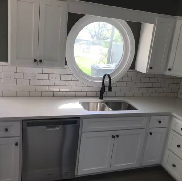 ¡Nuevas encimeras de granito y ventana única! - 1227 46th St